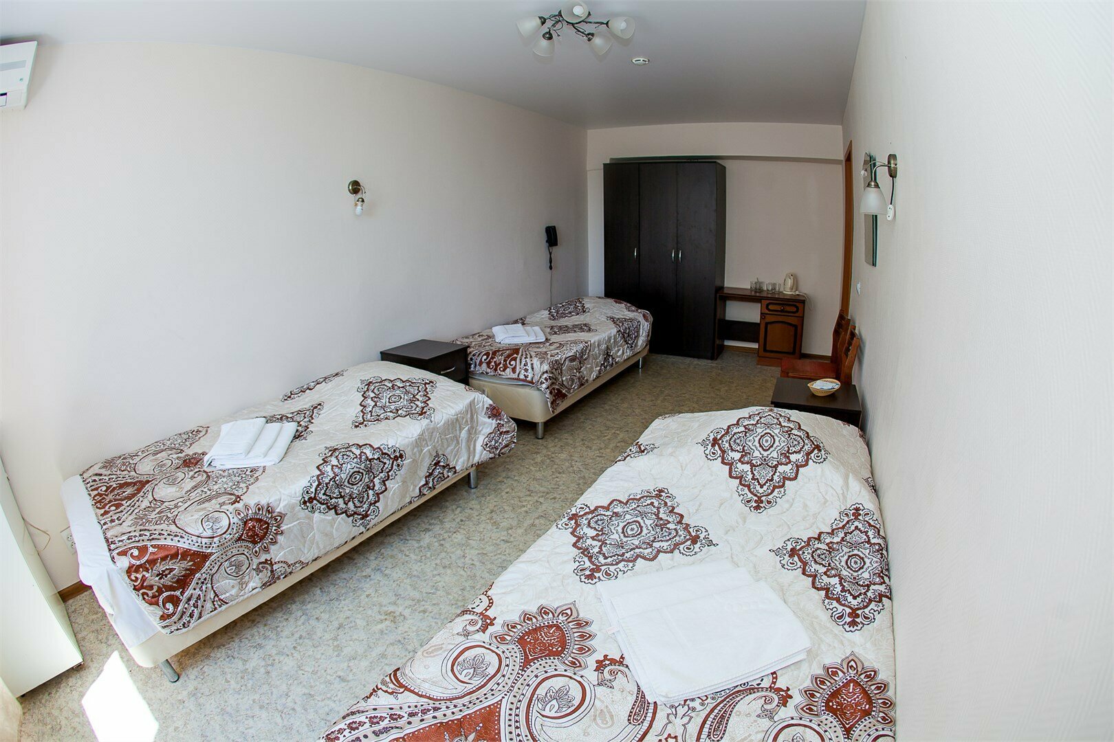 Трехместный номер эконом-класса с общей ванной комнатой