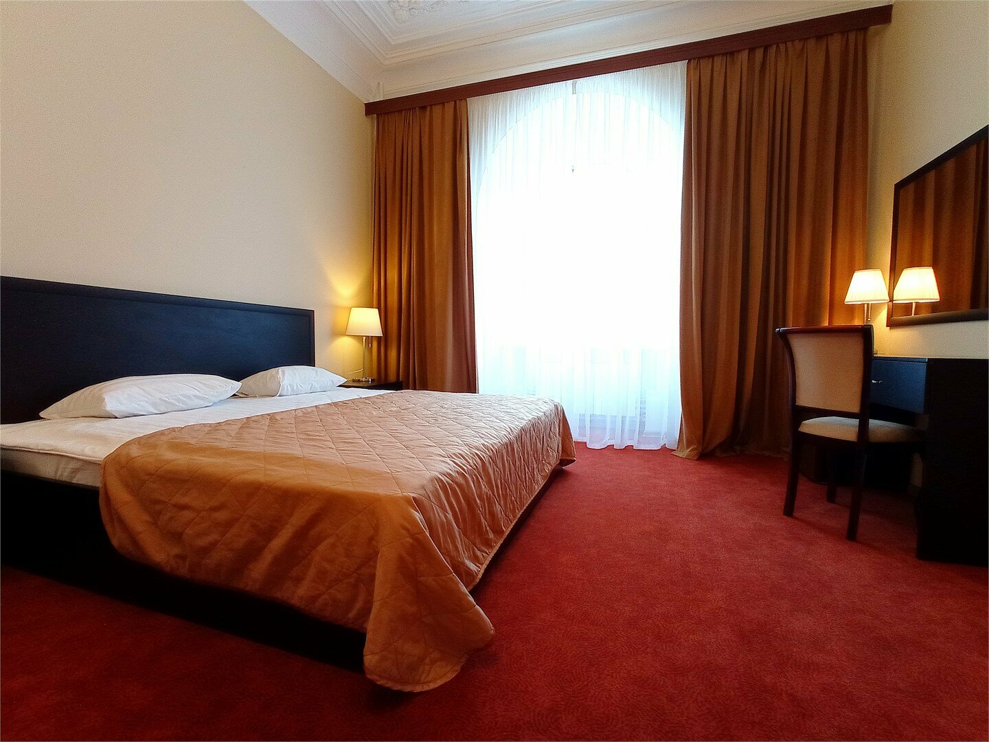 Номер Делюкс с видом на город с гидромассажной ванной (кондиционер)