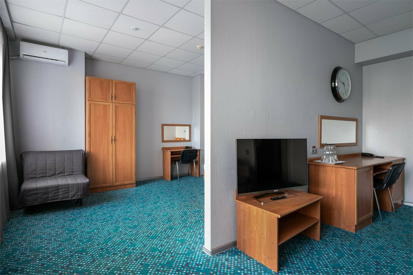 Двухместный номер с двуспальной кроватью и дополнительной кроватью