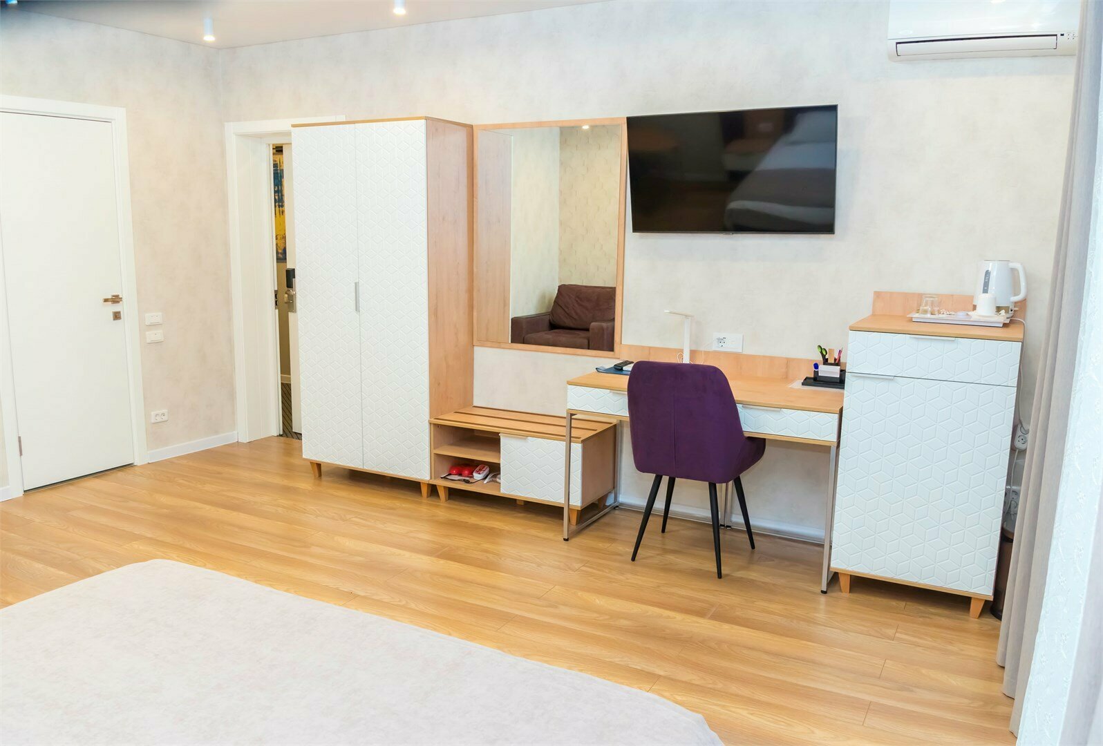 Люкс с балконом с двухспальной кроватью