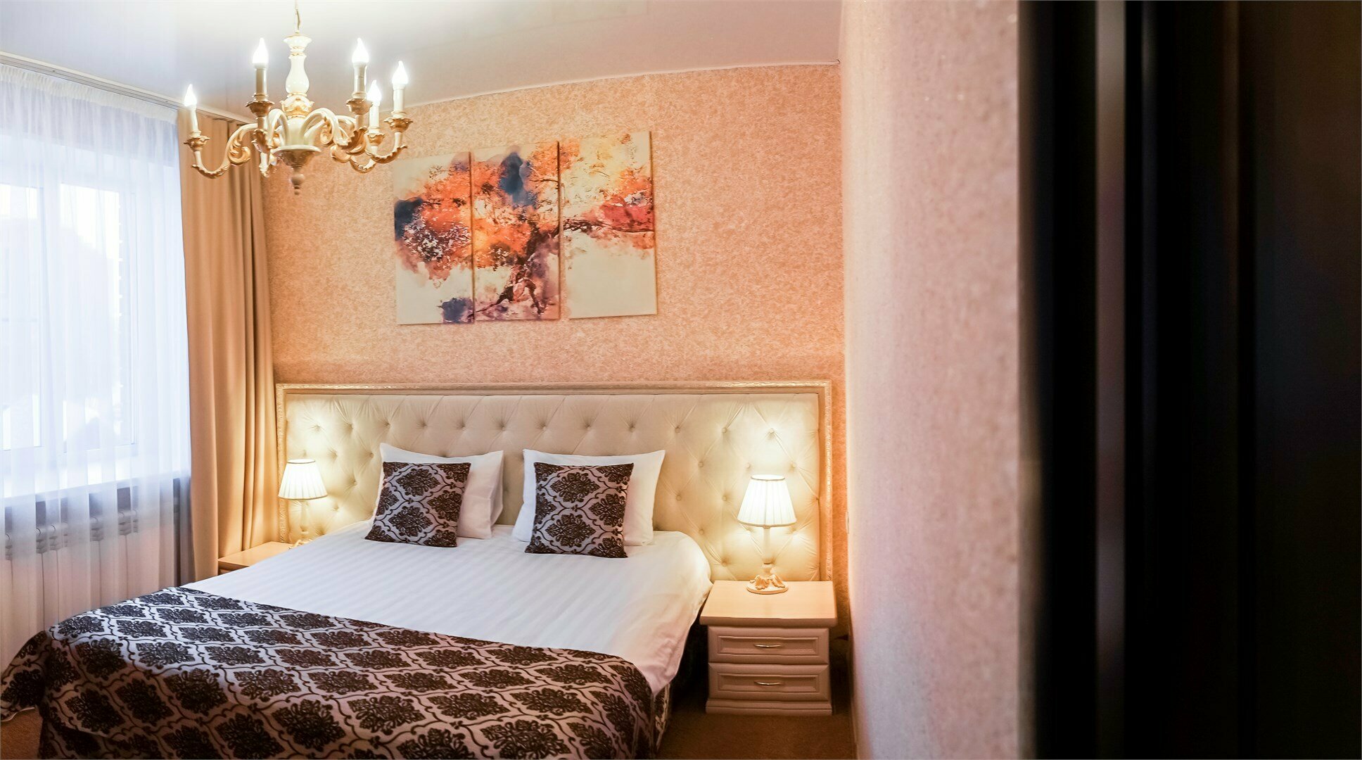 Двухкомнатный люкс двухспальной кроватью и большим диваном