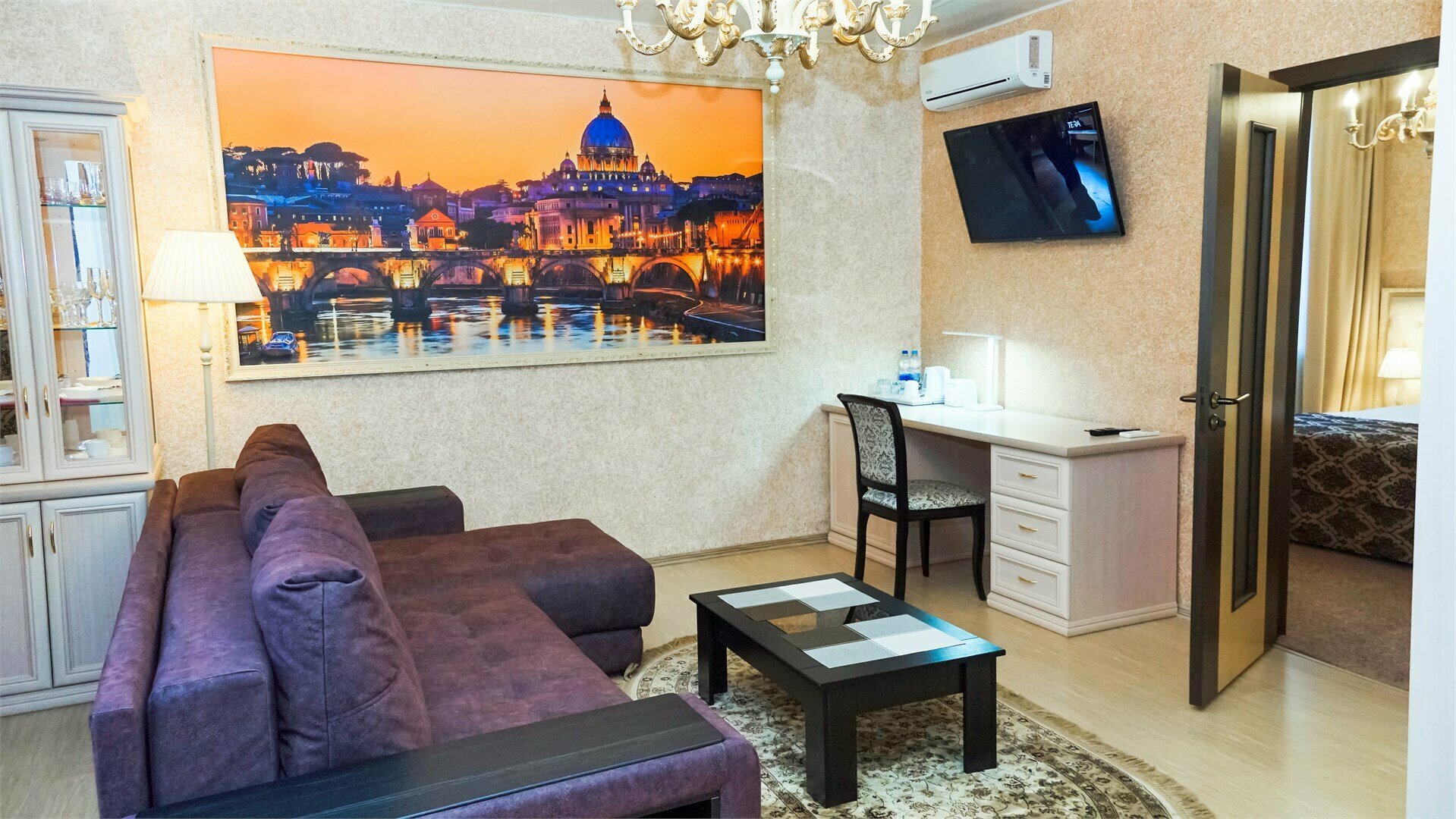 Двухкомнатный люкс двухспальной кроватью и большим диваном