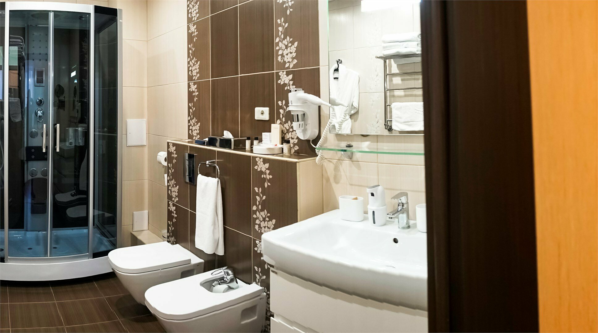 Двухкомнатный люкс двухспальной кроватью и большим диваном