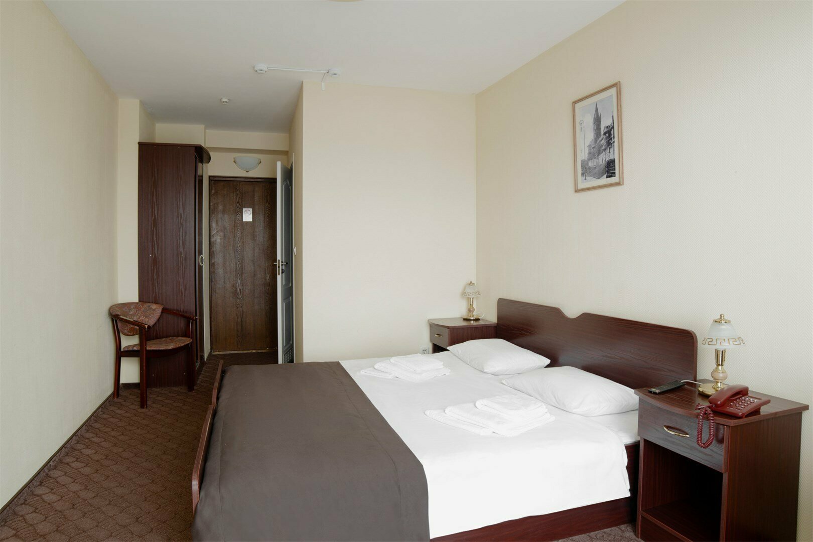 Двухместный номер Стандарт с одной общей кроватью и видом на озеро