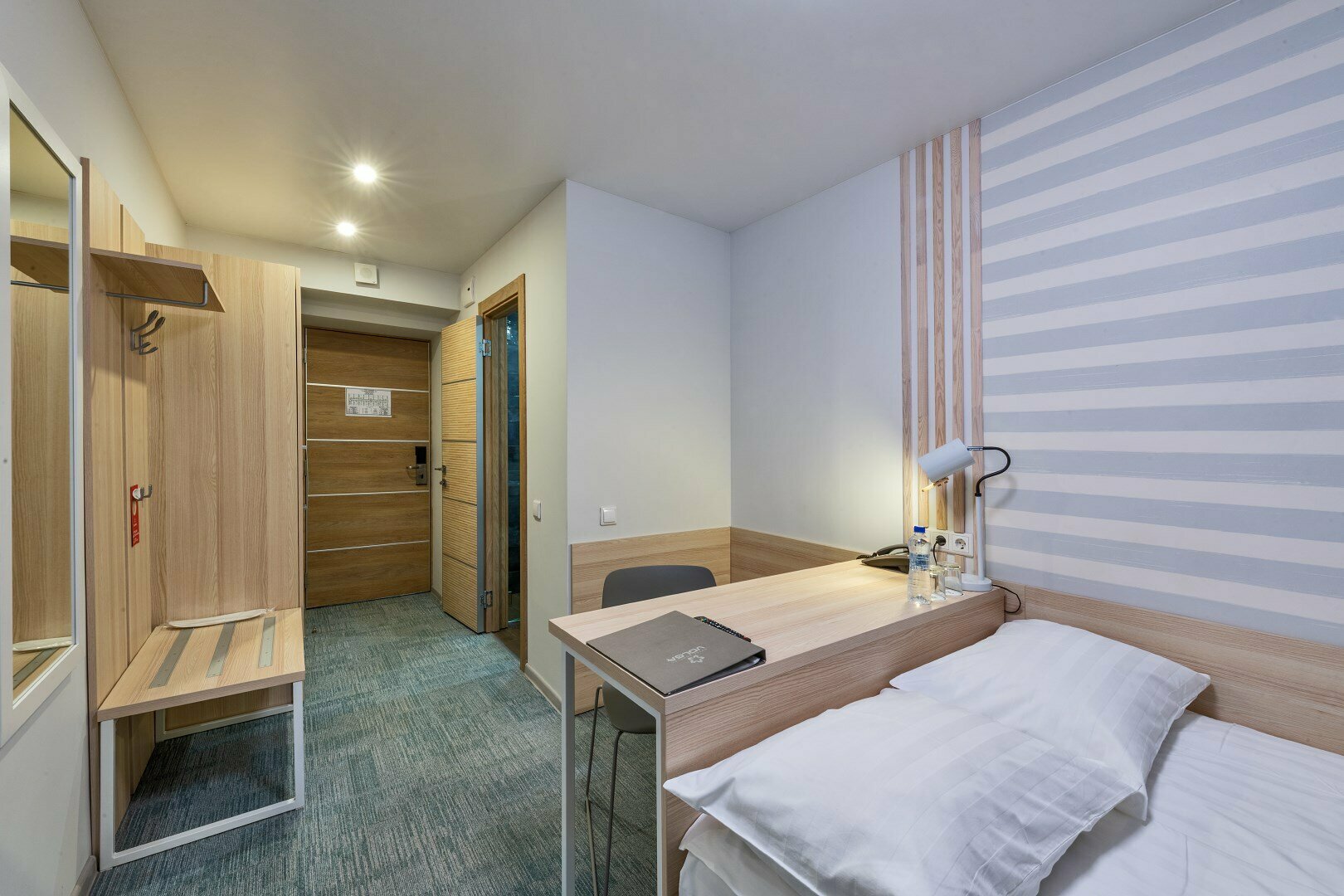 Небольшой двухместный номер с 1,5 спальной  кроватью с видом на реку