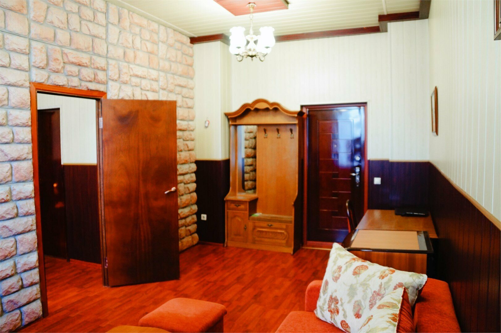 Люкс двухкомнатный с двуспальной кроватью