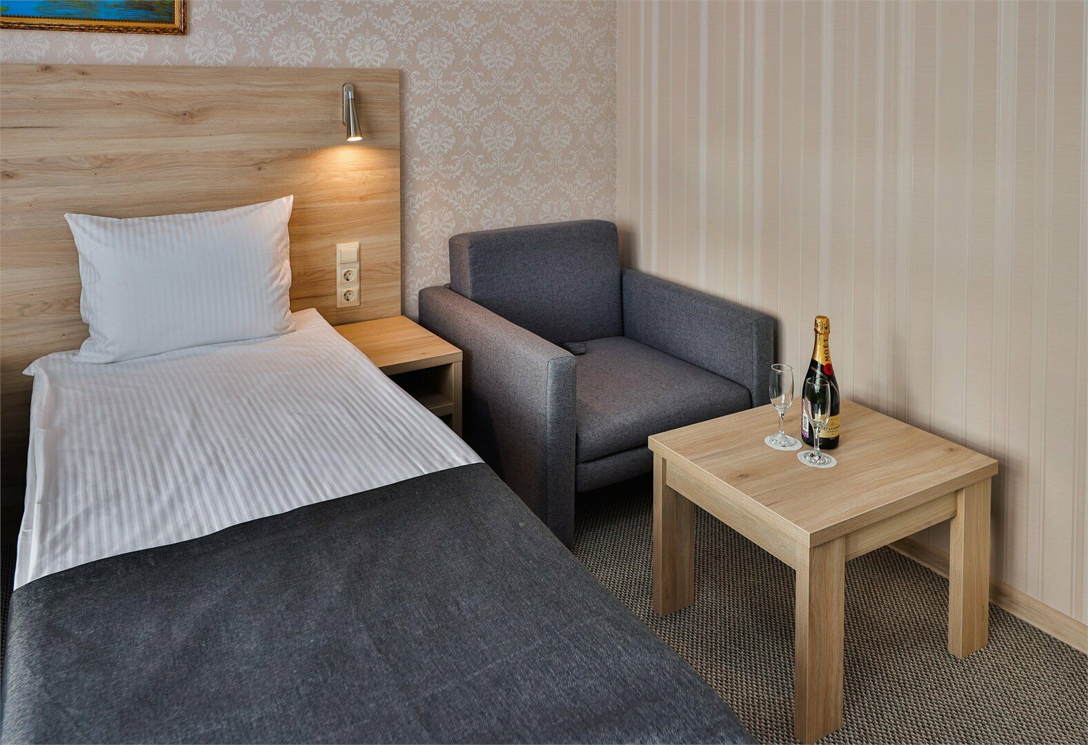 С балконом с видом в стену