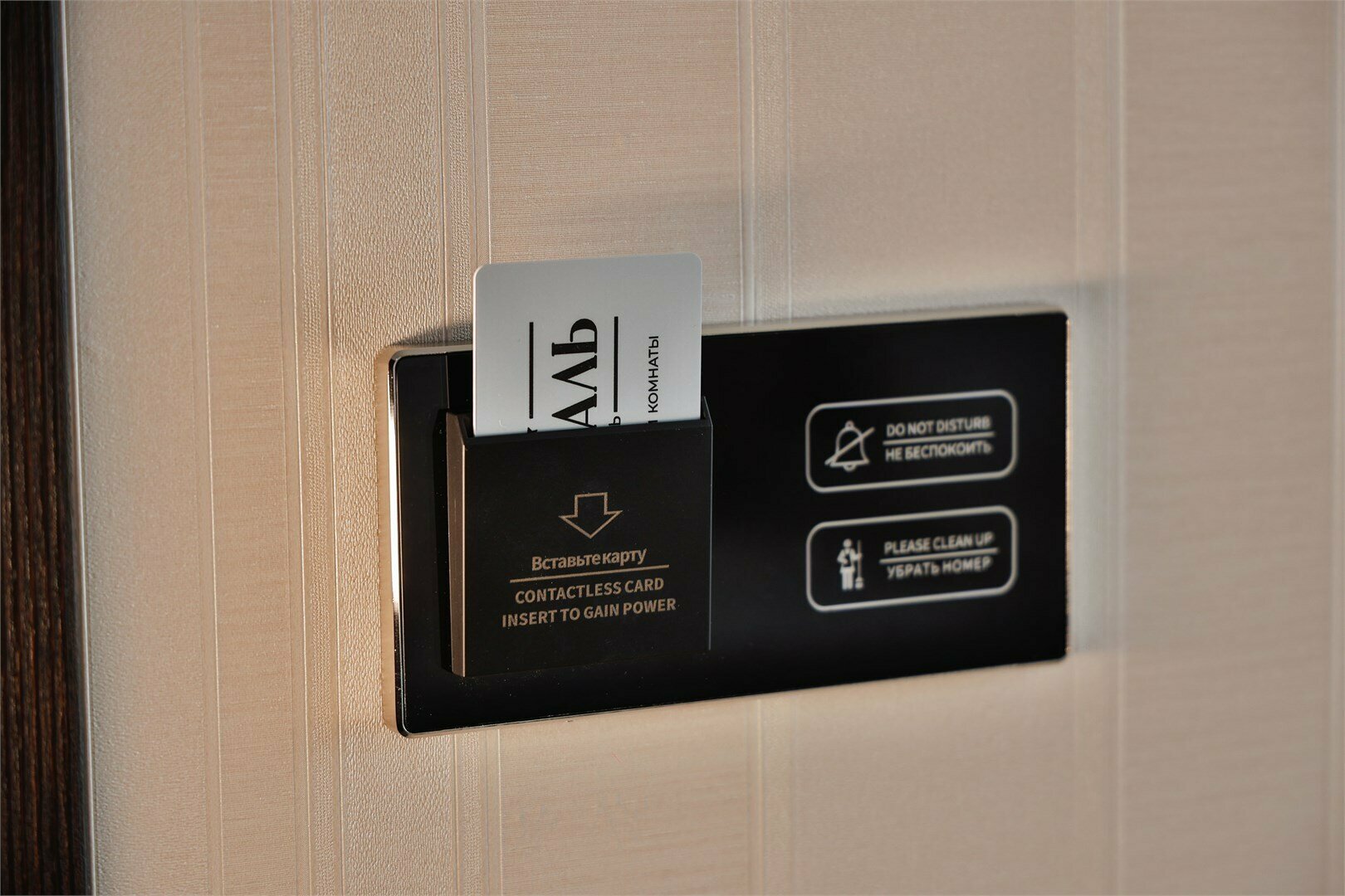 С балконом с видом в стену