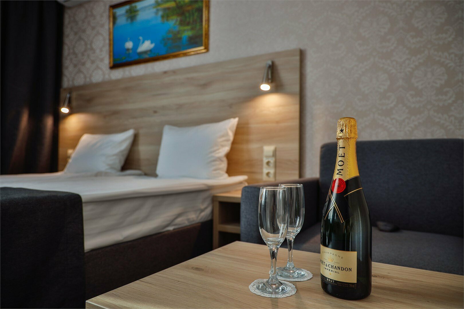 С балконом с видом в стену