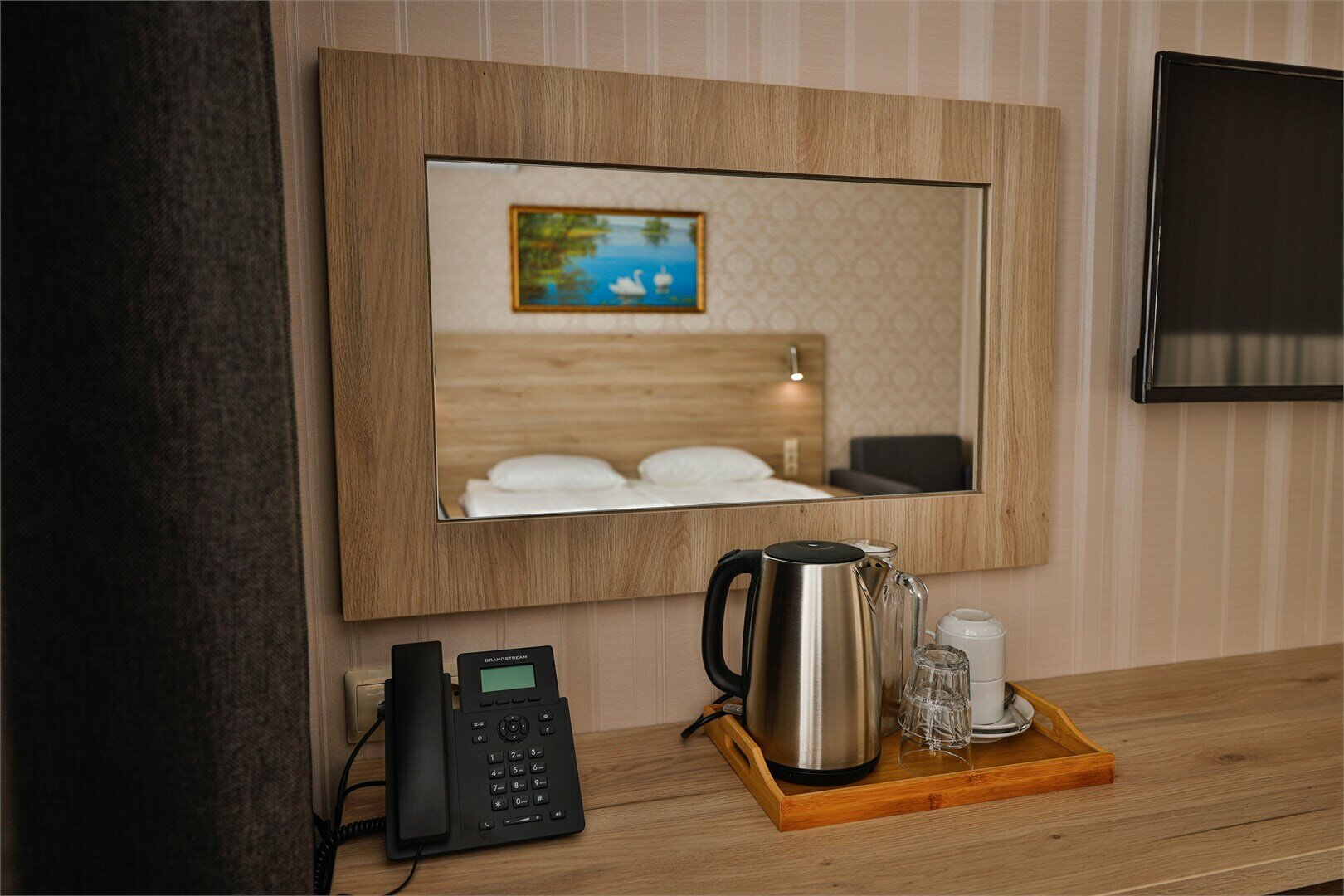 С балконом с видом в стену