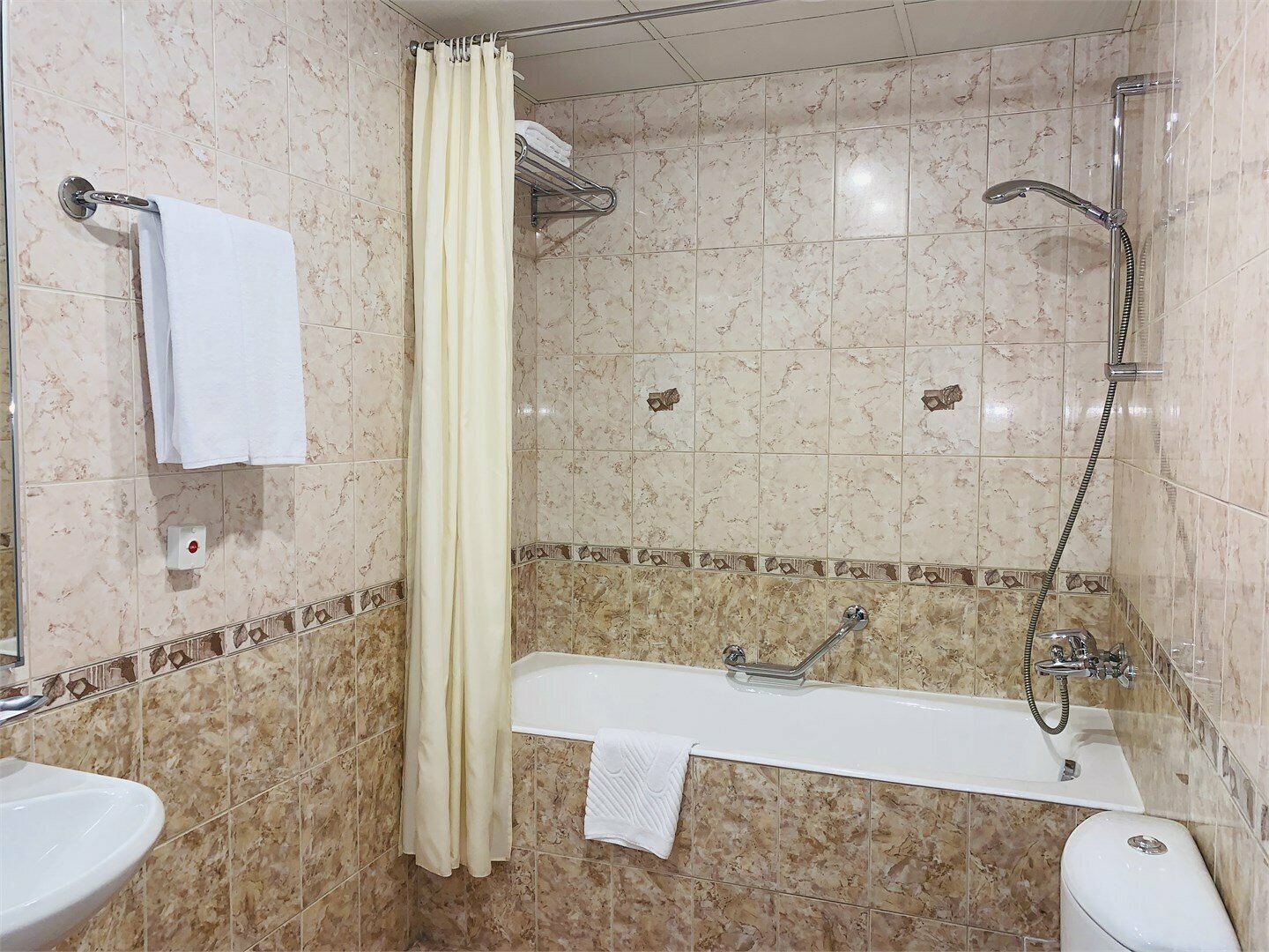 Однокомнатный с одной широкой кроватью, улучшенный(DeLuxe)