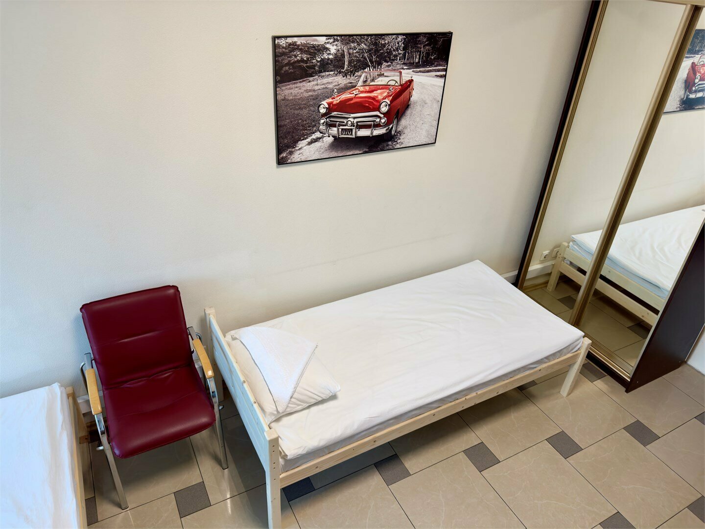 Трёхместная комната с 3 односпальными кроватями с электронным замком