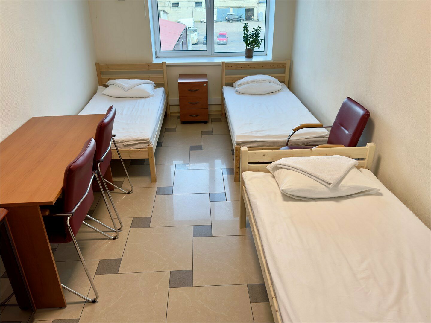 Трёхместная комната с 3 односпальными кроватями с электронным замком