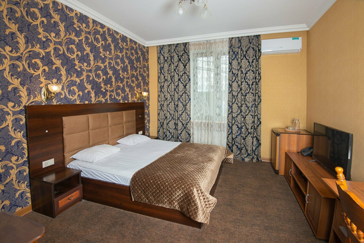 Номер с кроватью размера «king-size» и видом на озеро № 102