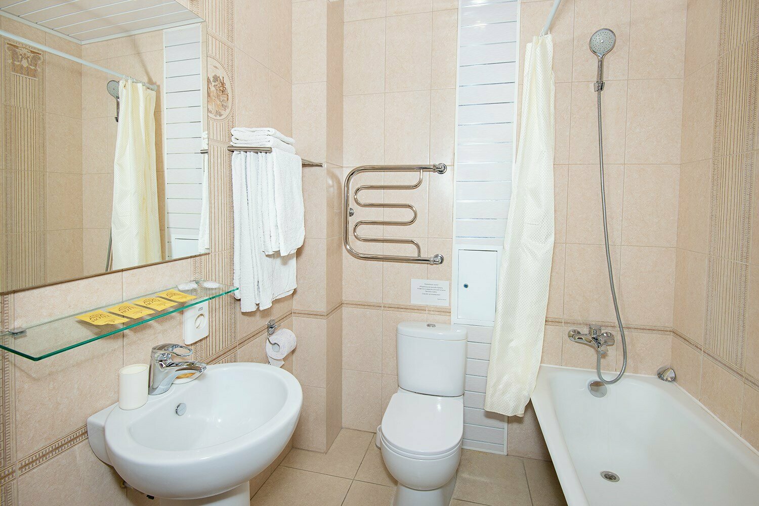 Номер с кроватью размера «king-size» и видом на озеро № 105