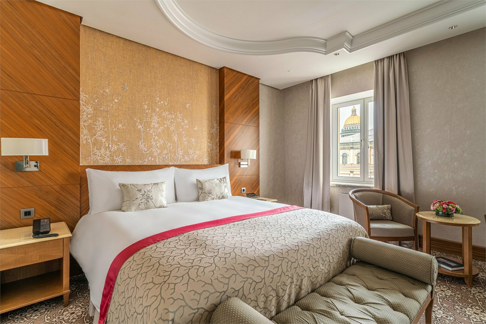 Супериор с видом на город