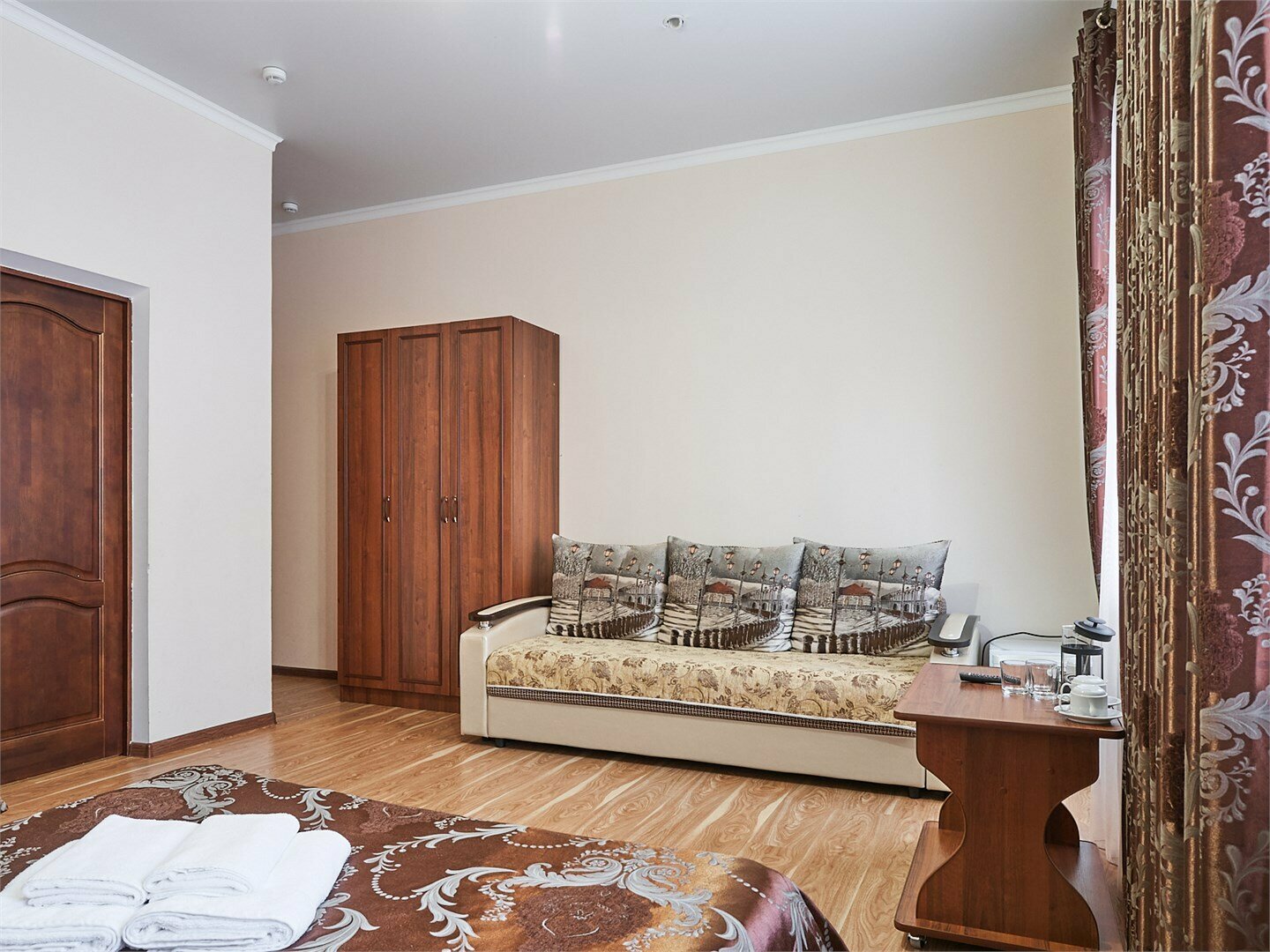 Трехместный номер с видом на горы