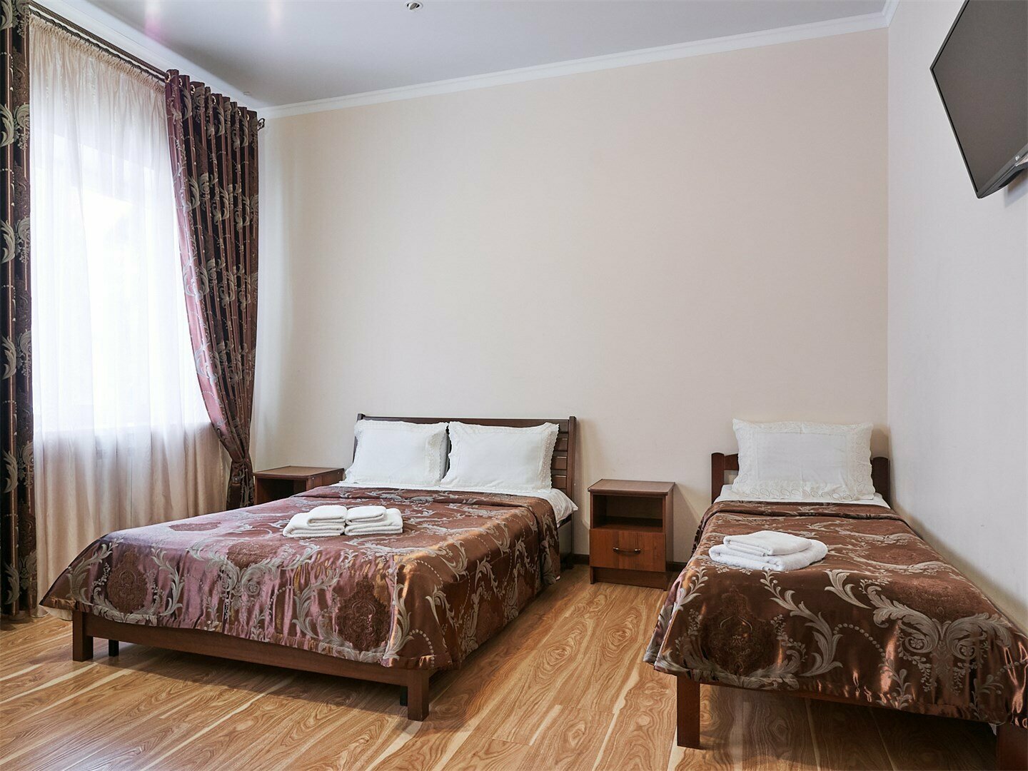 Трехместный номер с видом на горы