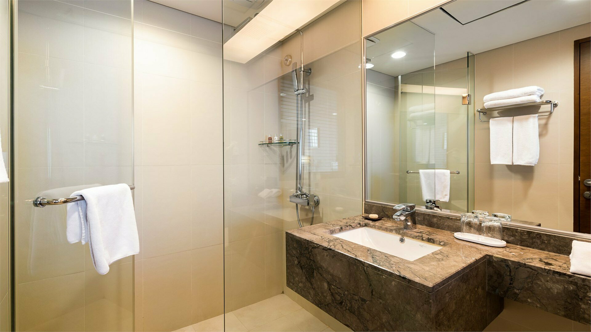 Deluxe Twin Golden Bridge View