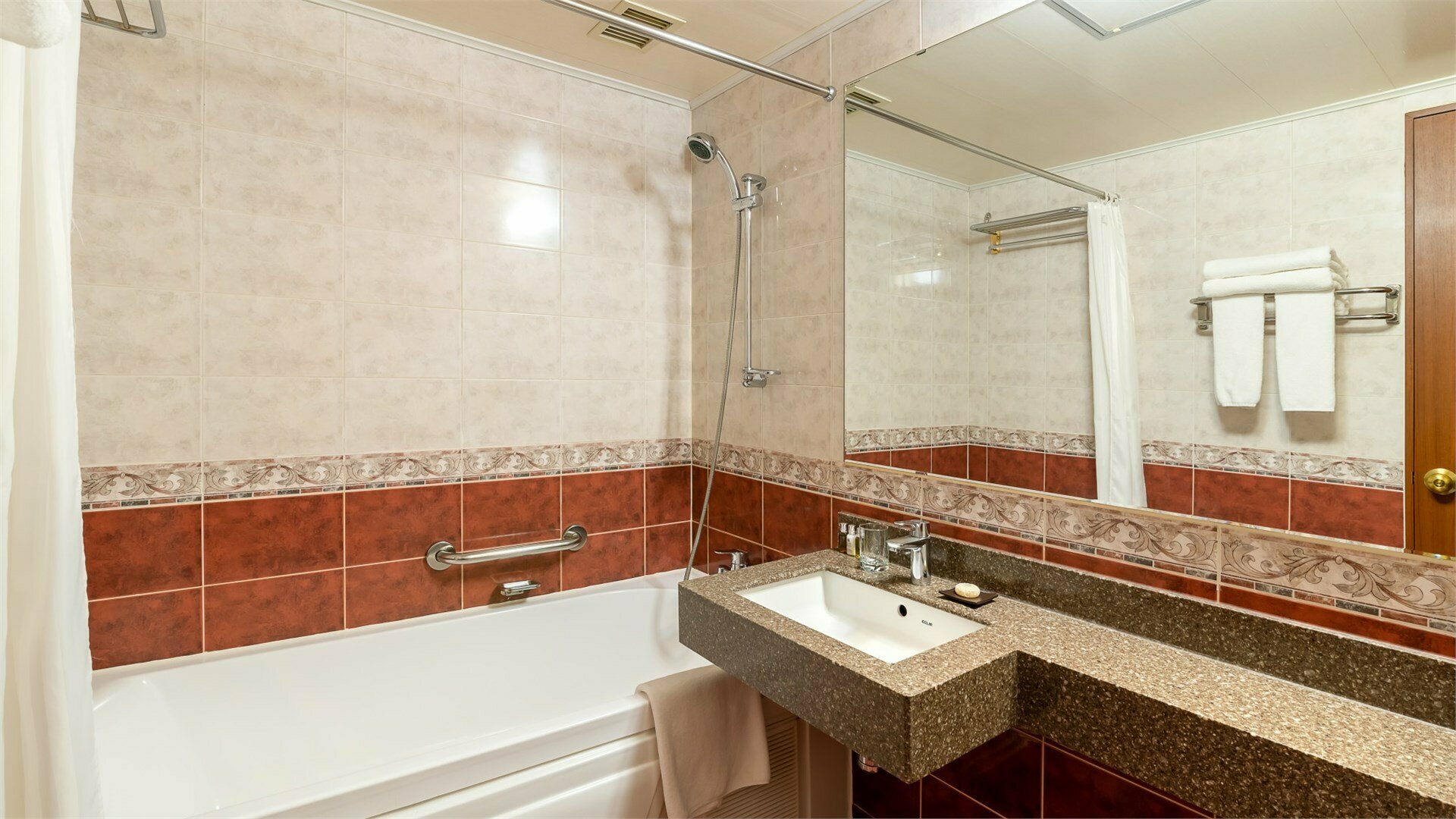 Superior Twin Golden Bridge View