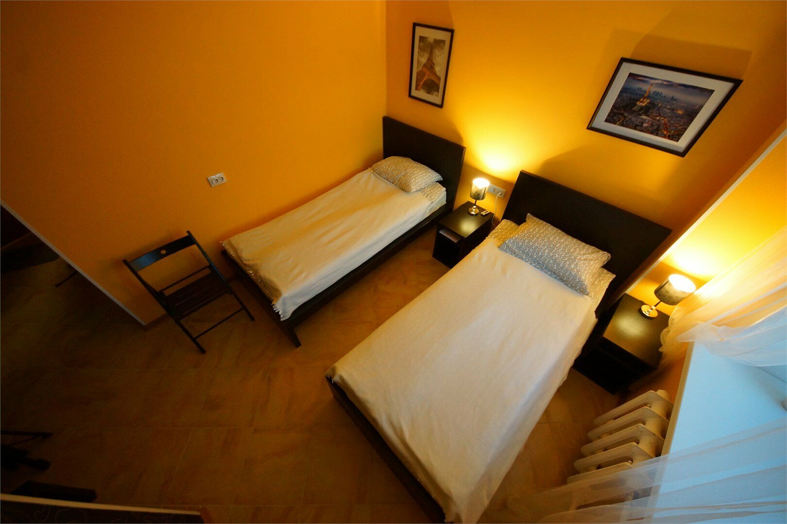 Двухместный номер с 2 отдельными кроватями и общей ванной комнатой