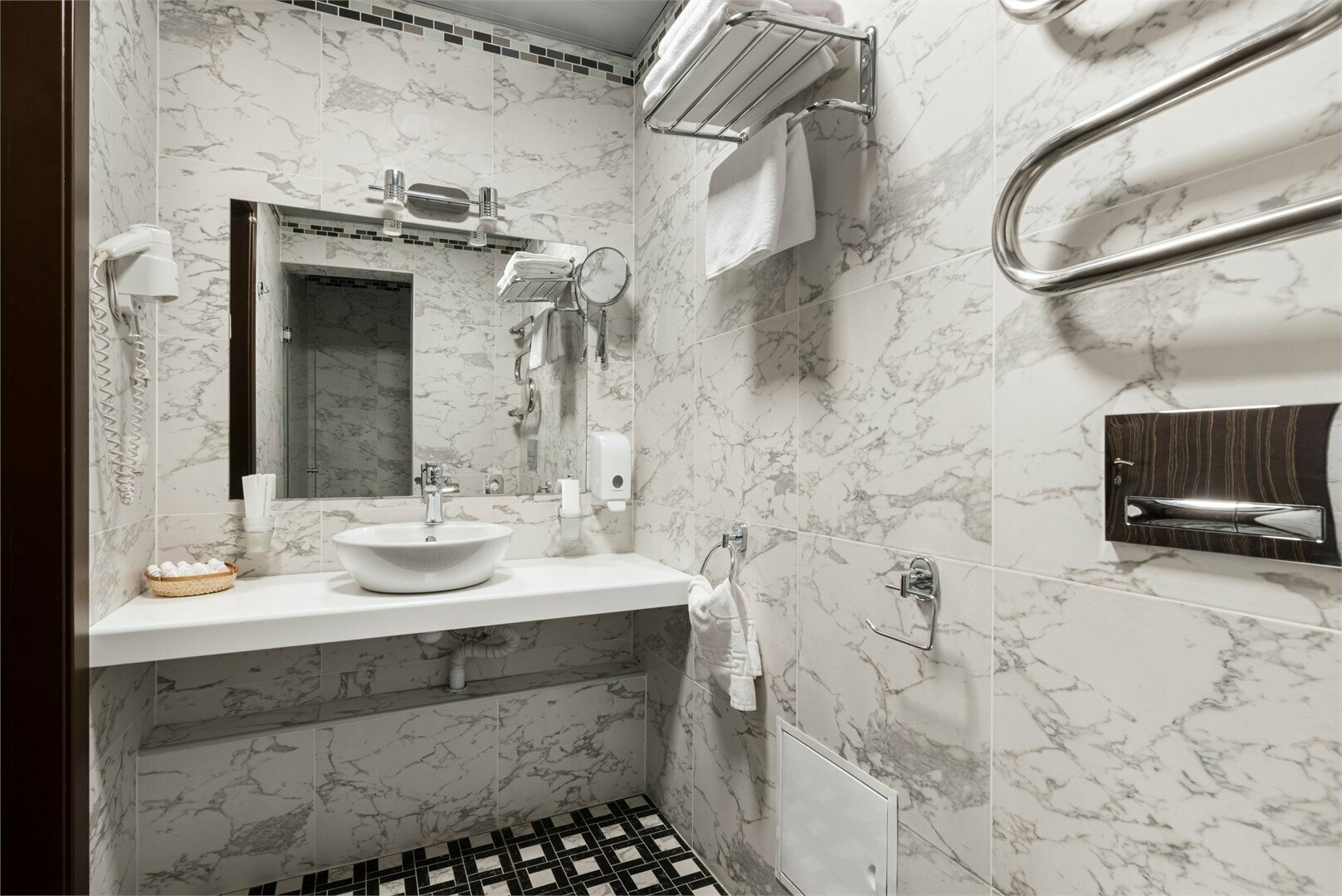 Улучшенный трёхместный номер с 1 кроватью или 2 отдельными кроватями  (с кондиционером)