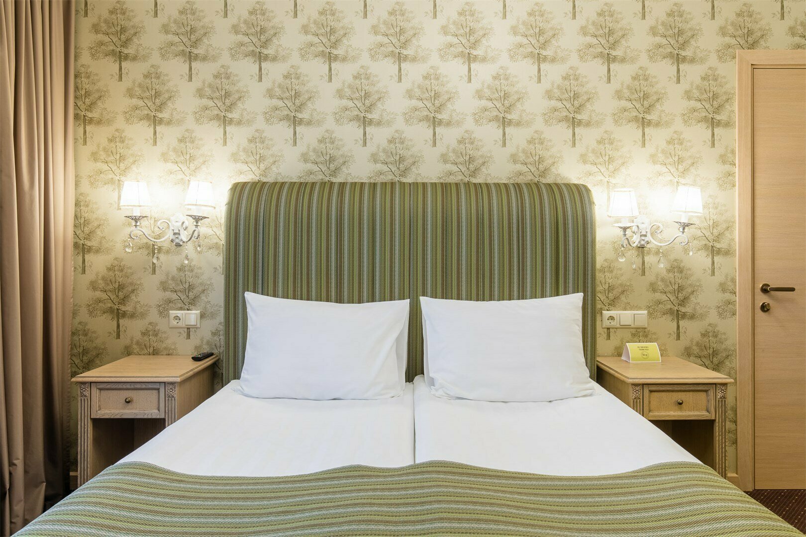 Номер с террасой и одной двуспальной кроватью