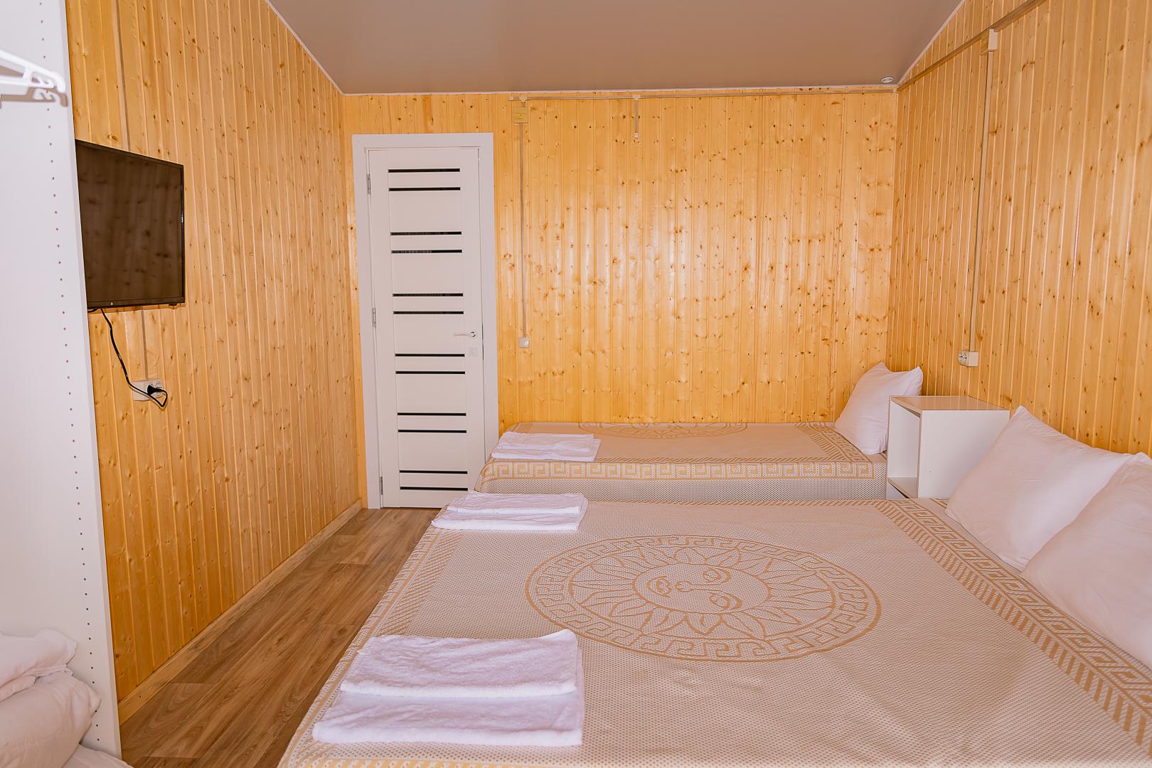 Трехместный номер с собственной ванной комнатой