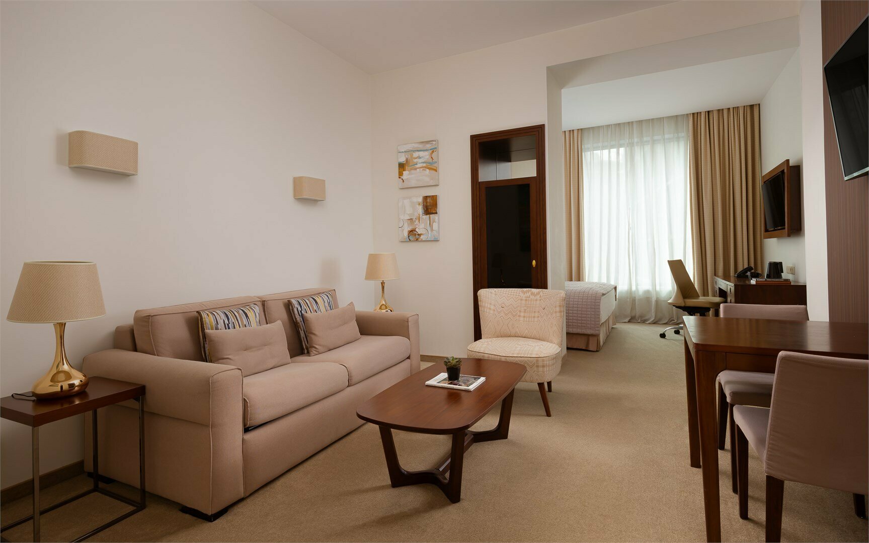 СТУДИЯ с одной широкой кроватью