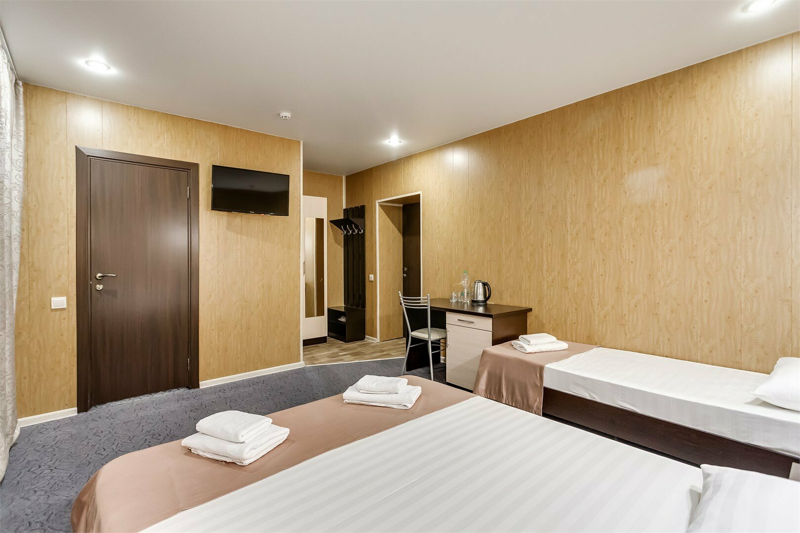 Четырехместный номер в цокольном этаже со своим санузлом без кухни