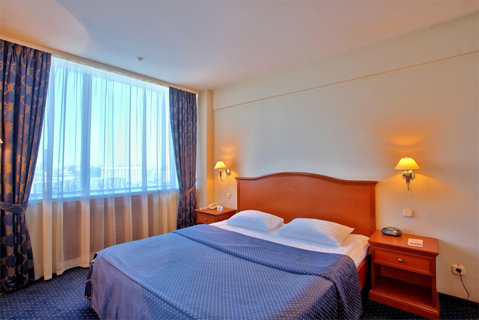 Люкс с одной большой кроватью