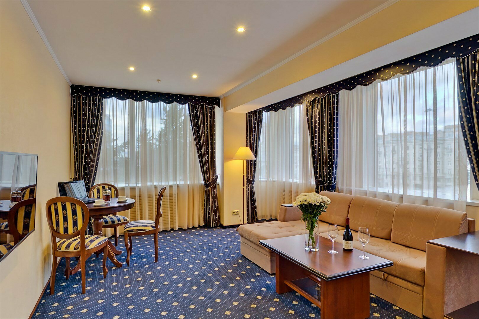 Люкс с одной большой кроватью