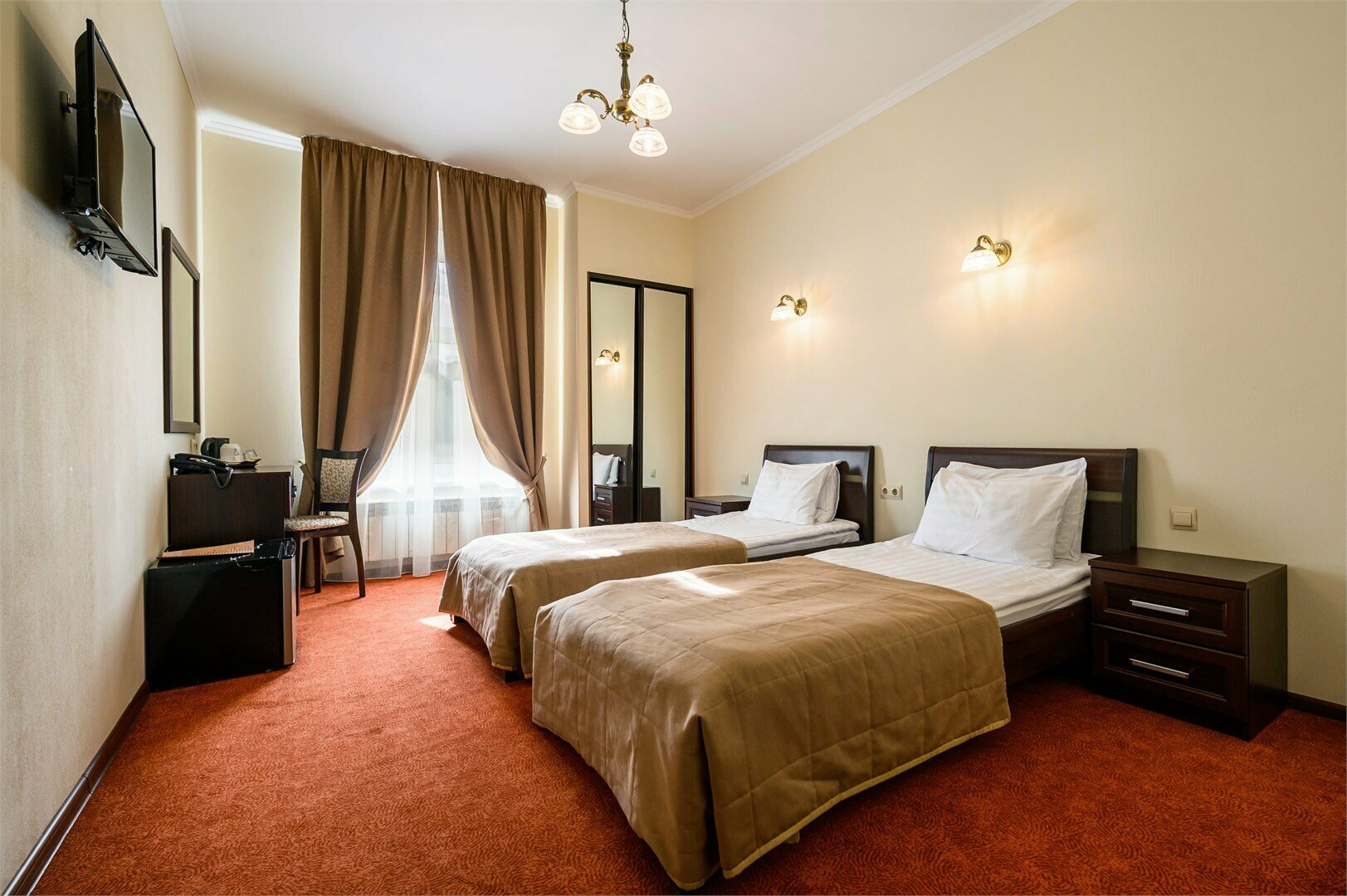 Стандартный номер с 2 кроватями вид на город или во внутренний двор