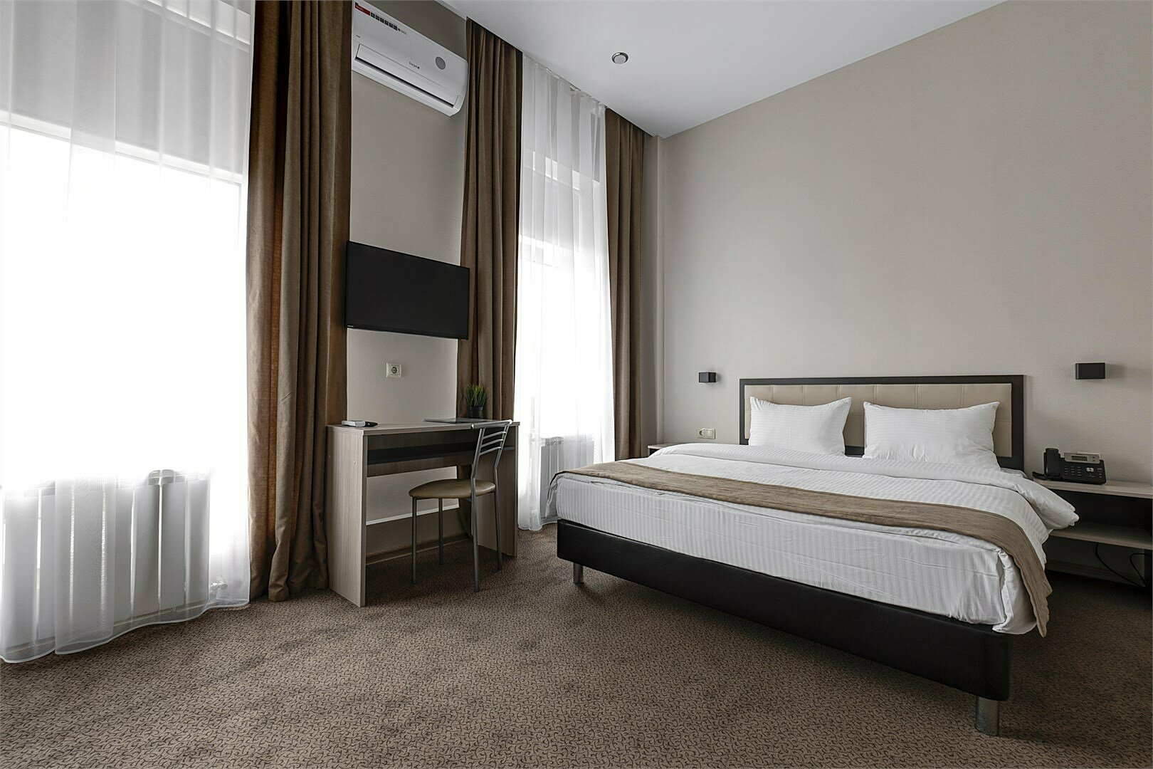 Улучшенный номер с 1 большой кроватью и диваном