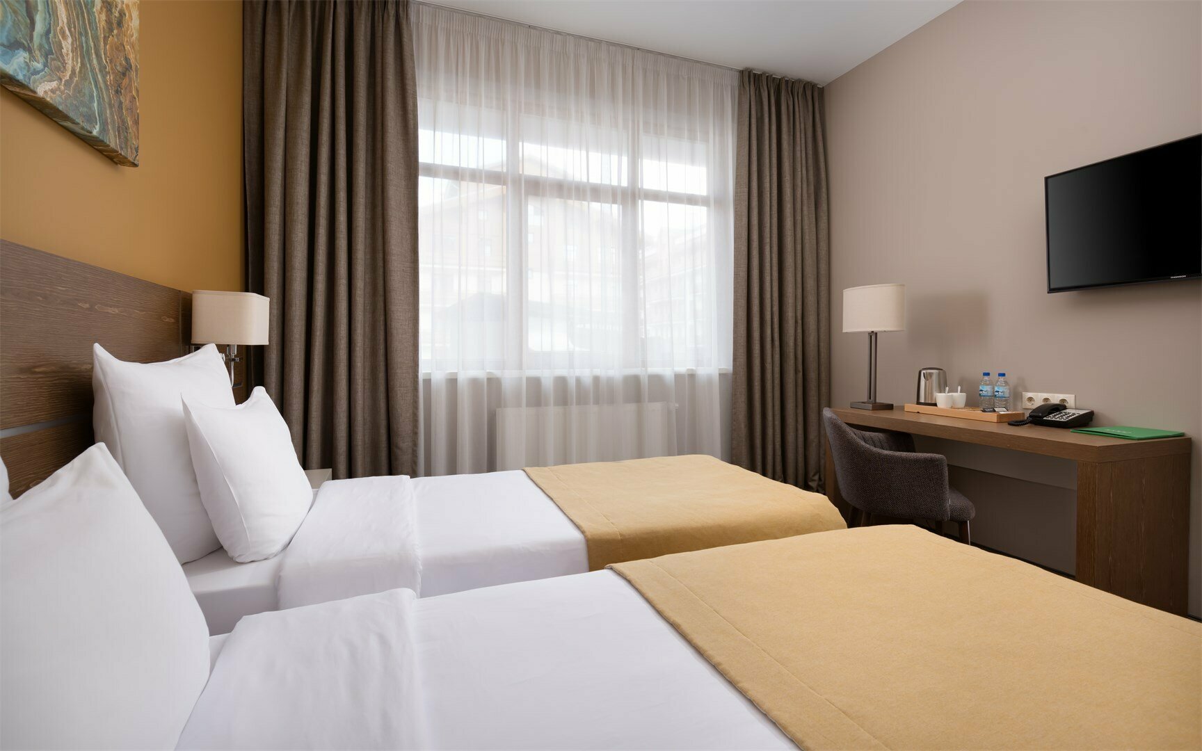 JUNIOR с одной двуспальной кроватью или двумя раздельными и видом на Олимпийскую деревню (без балкона)