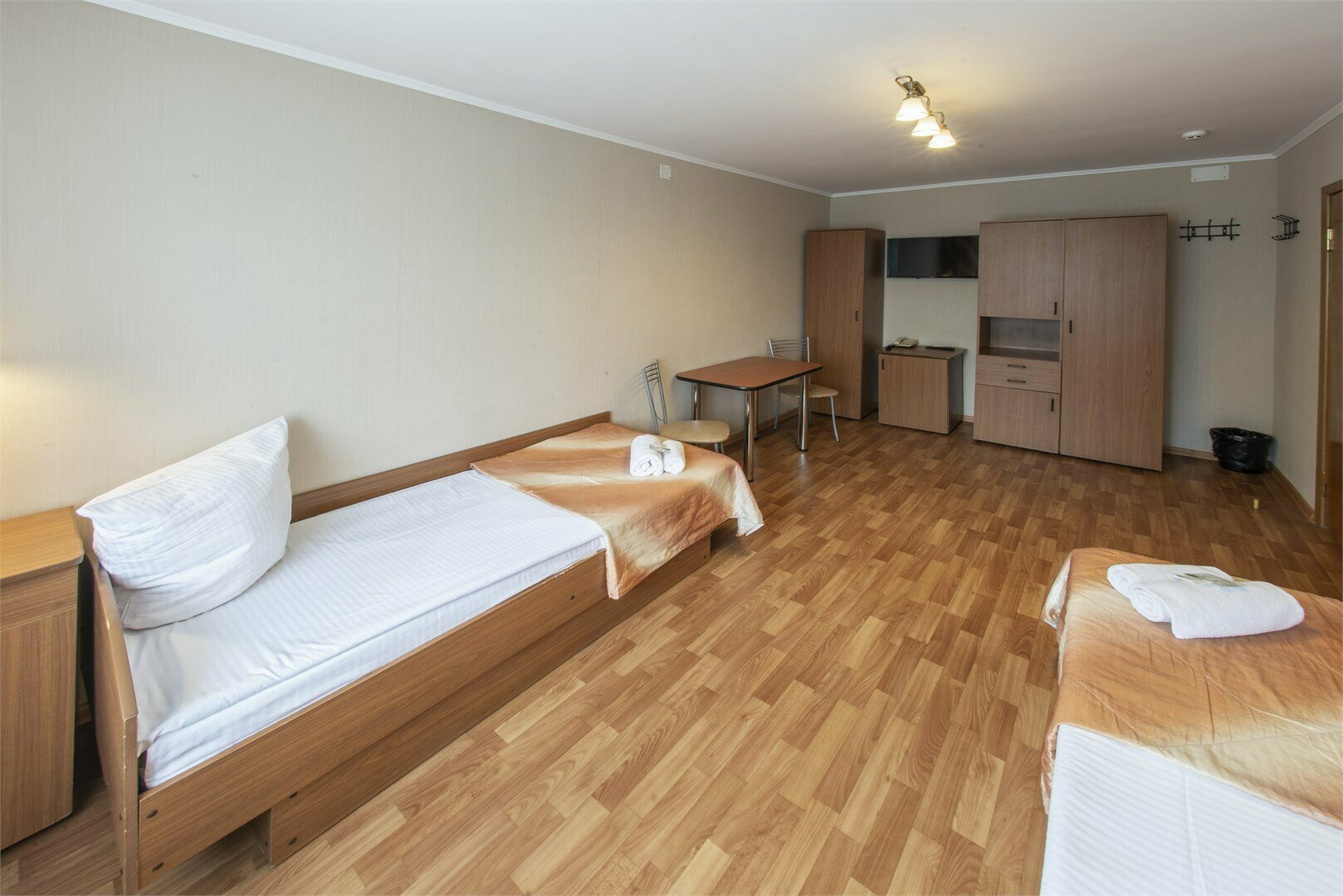 Двухместный номер с двумя односпальными кроватями с общим душем и туалетом