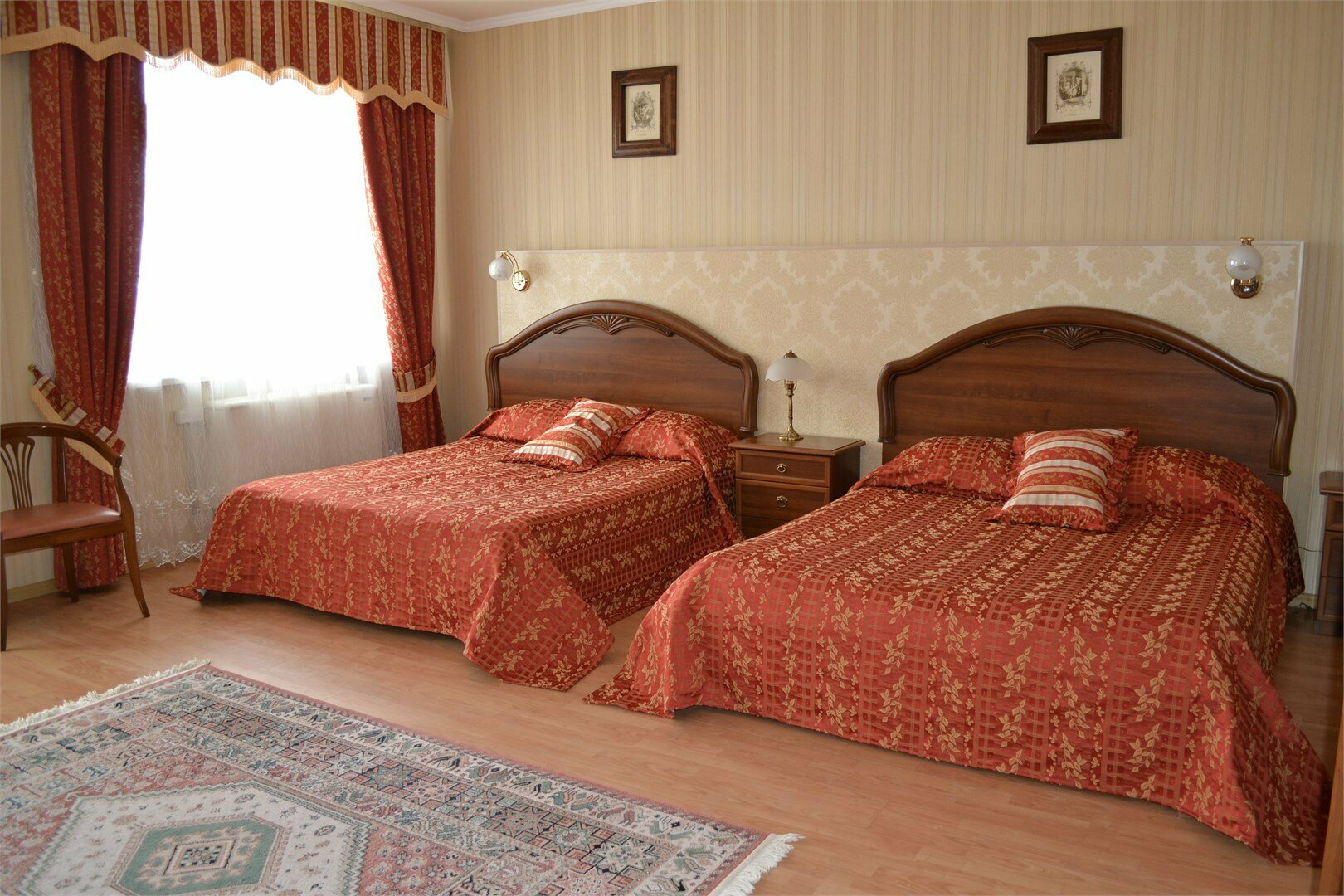 Стандартный двухместный номер с 2 отдельными кроватями и общей ванной комнатой