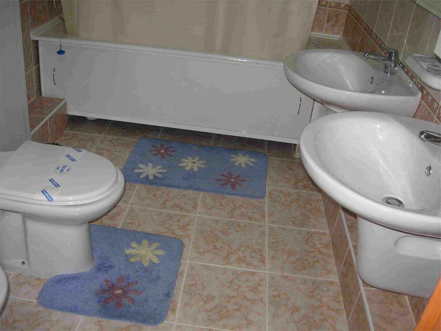 Стандартный двухместный номер с 2 отдельными кроватями и общей ванной комнатой