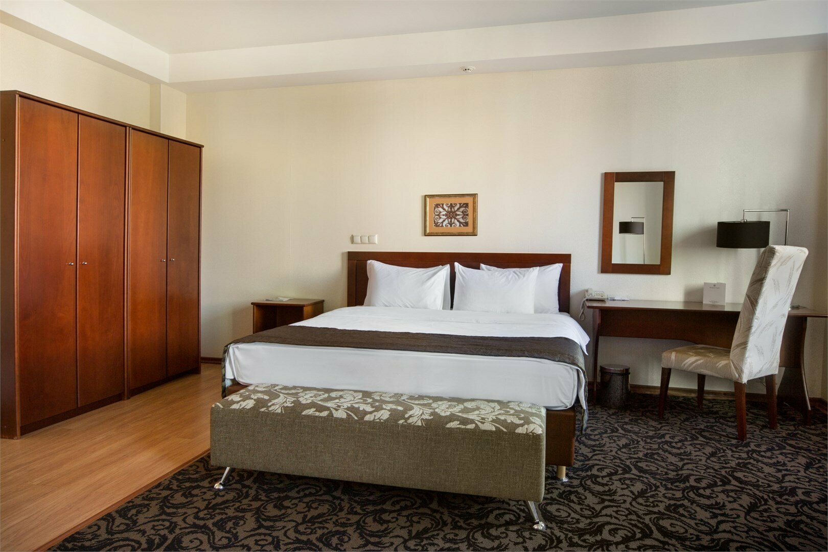 Люкс  с большой кроватью king size