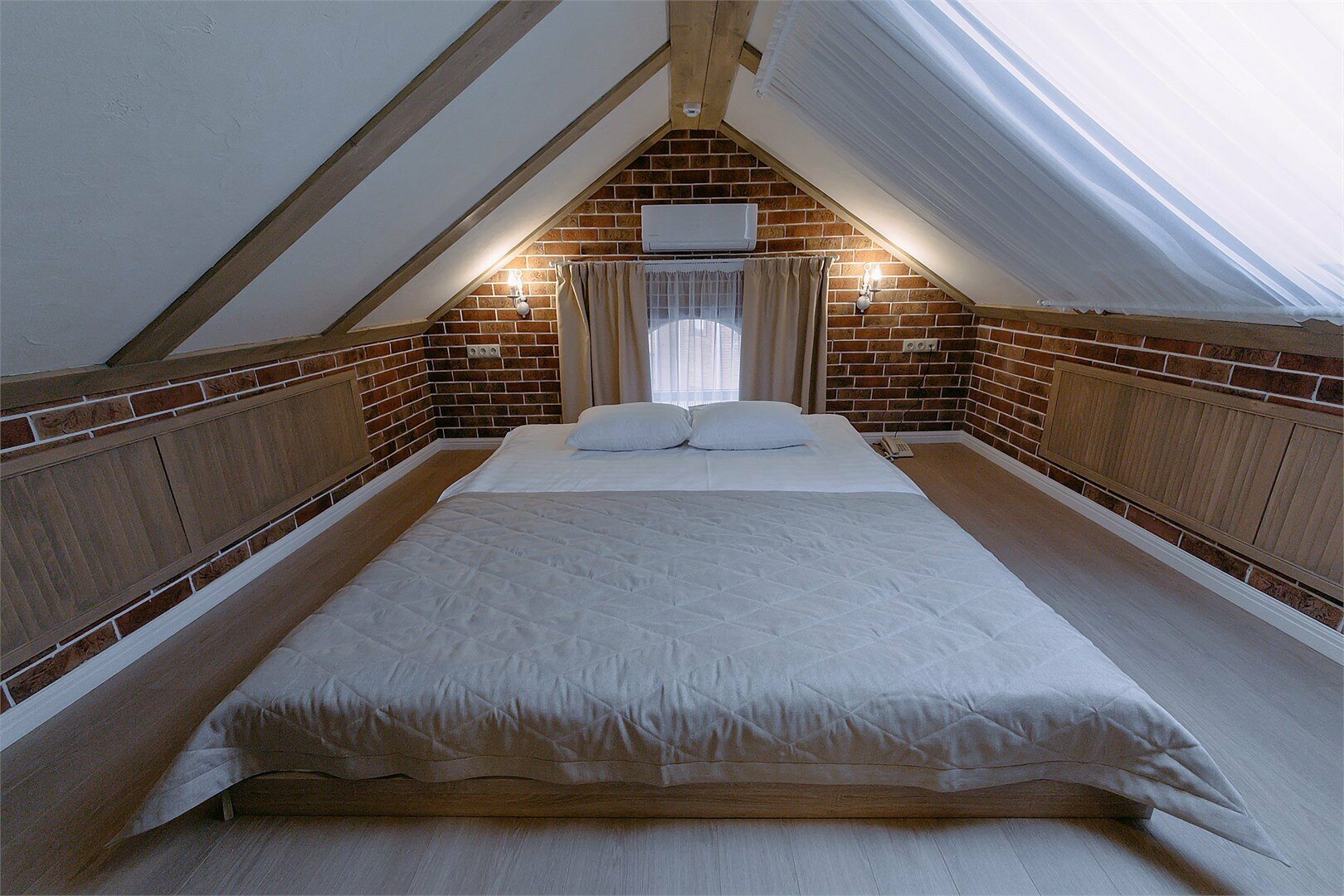 Сьют с Мансардной Крышей