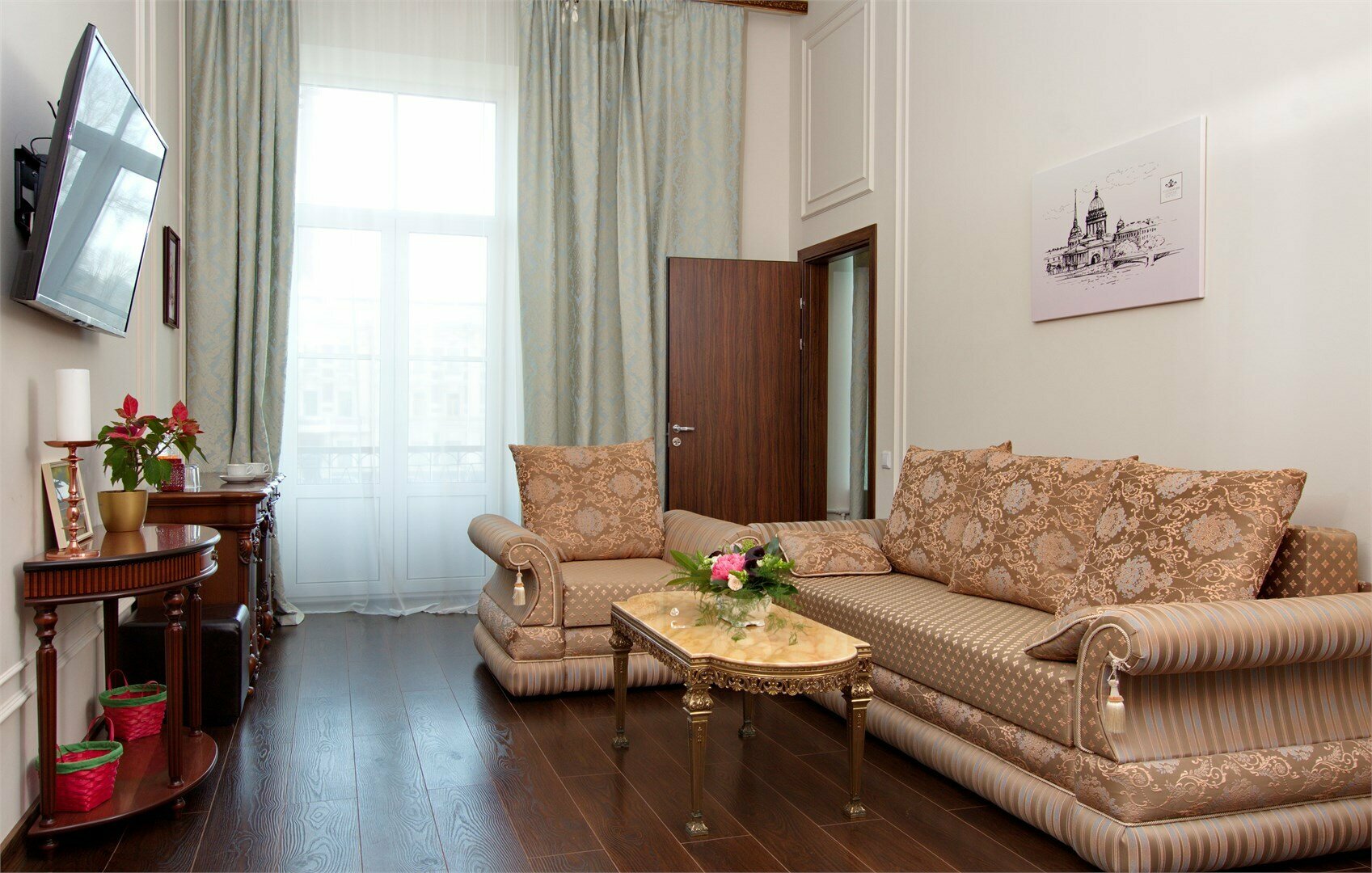 Двухкомнатный люкс с балконом и видом на Фонтанку (ремонт фасада)