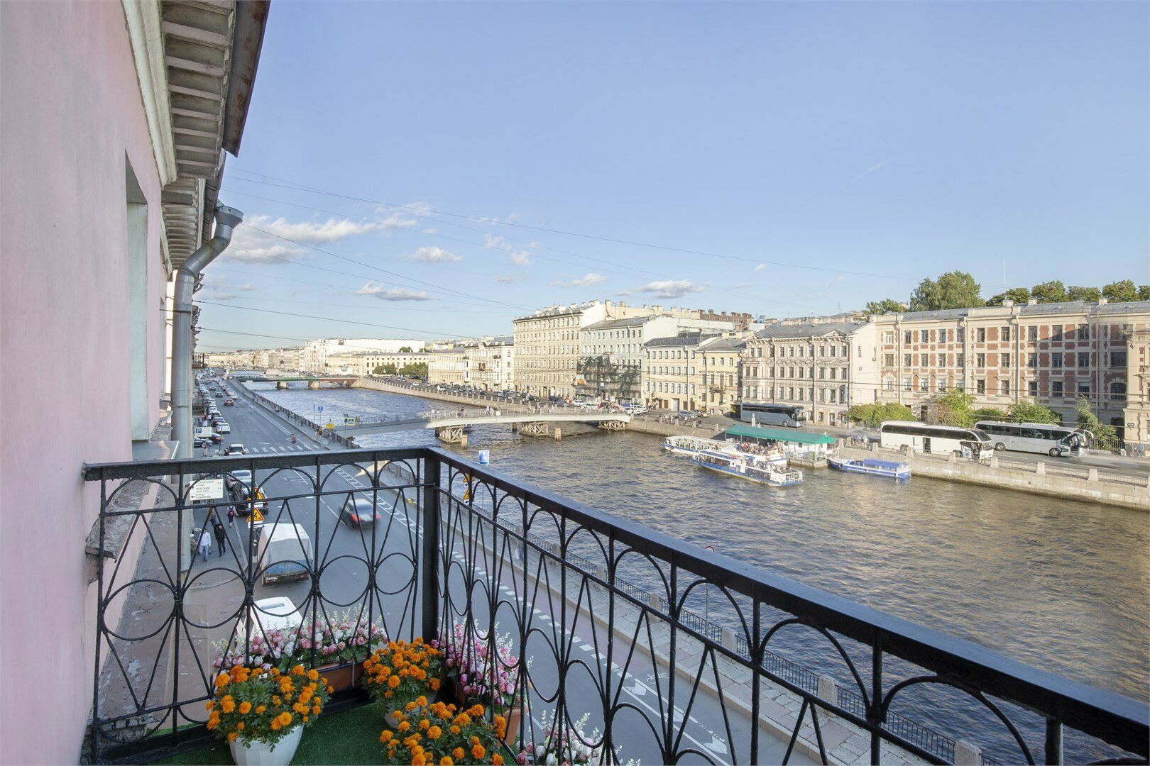 Супериор с балконом и видом на Фонтанку (ремонт фасада)