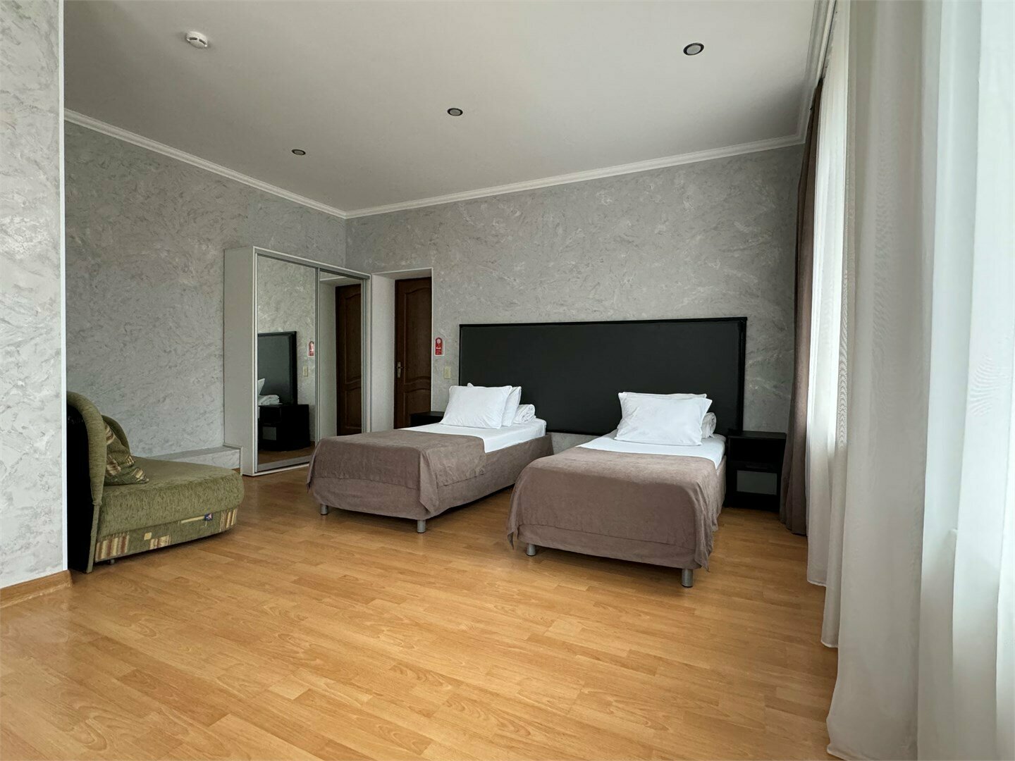 Однокомнатный трехместный