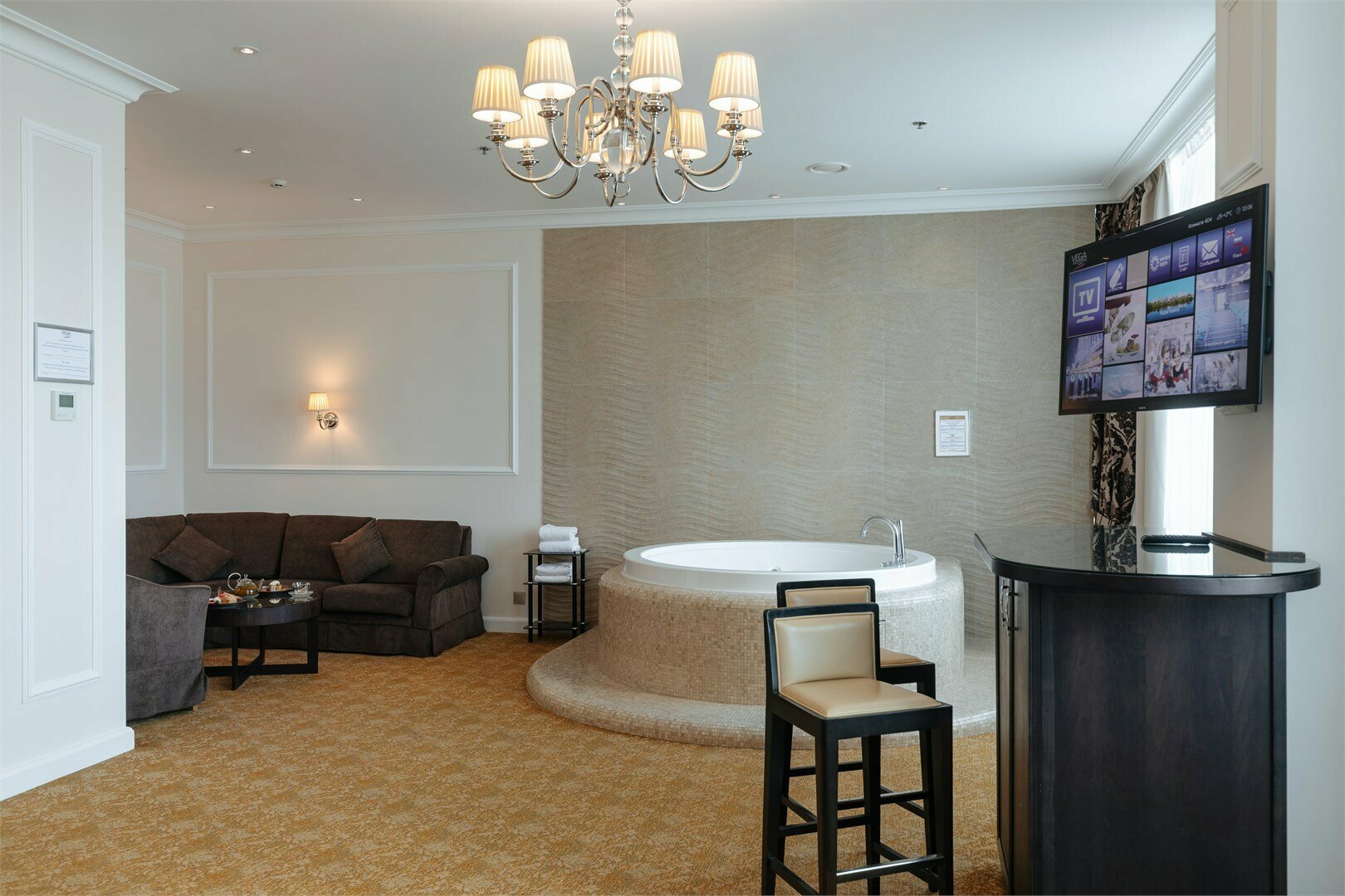 Джуниор Сюит