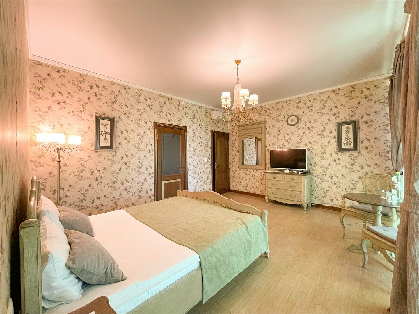 Двухместный номер с 1 кроватью или 2 отдельными кроватями и дополнительной кроватью