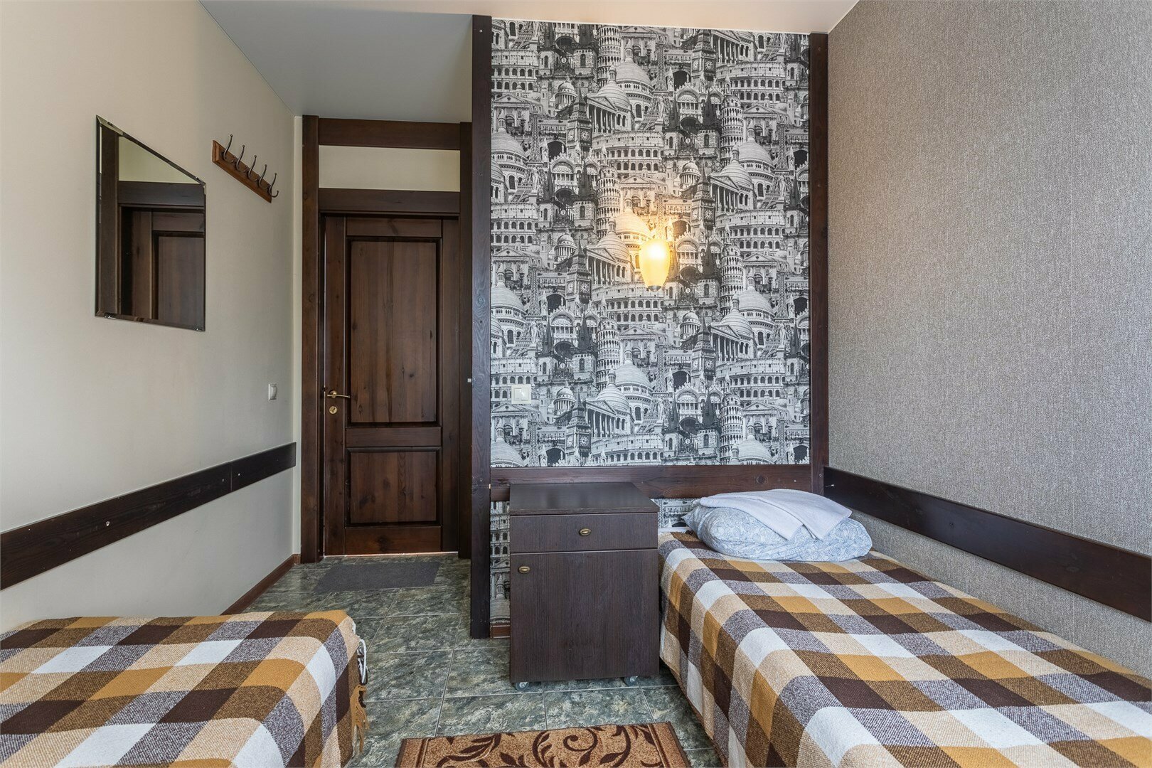 Двухместный номер с 2 отдельными кроватями и общей ванной комнатой