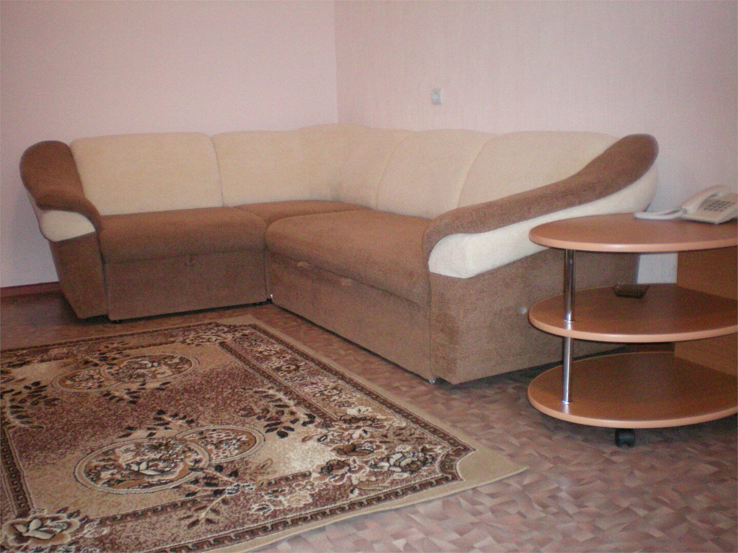 Двухкомнатный семейный номер с двумя раздельными кроватями и диваном