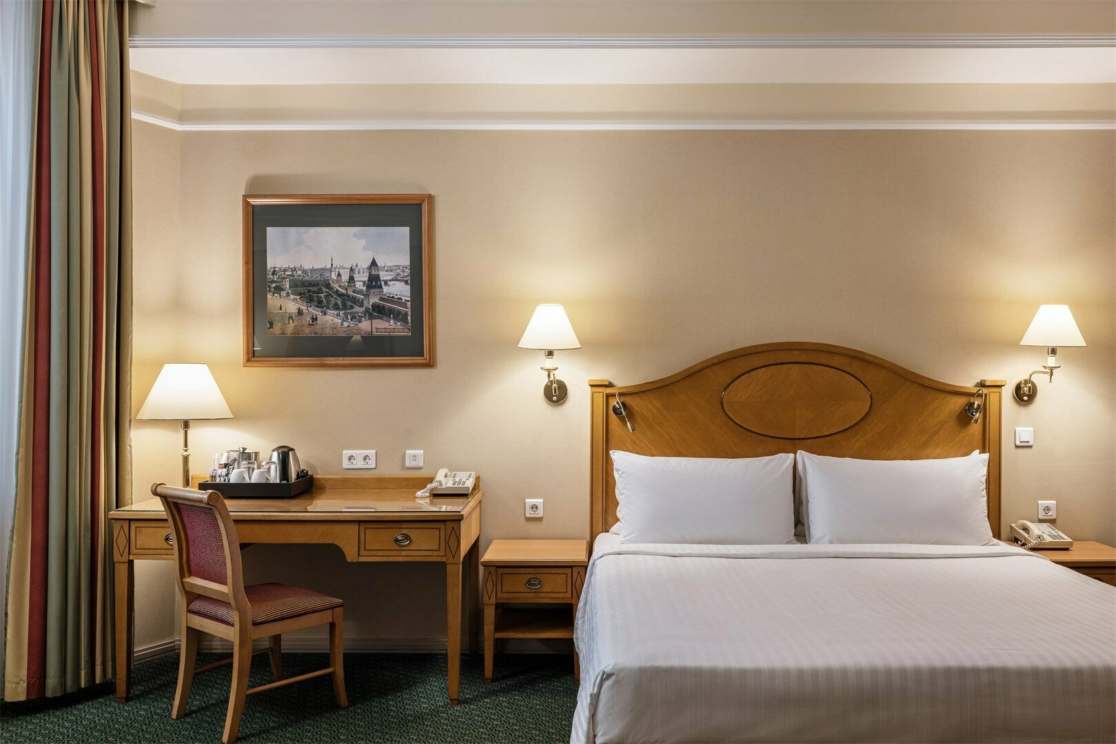 Улучшенный просторный номер с одной большой кроватью