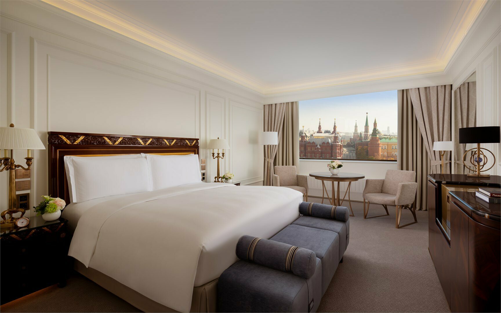 Клубный номер с видом на Красную площадь с одной кроватью King и доступом в The Carlton Club