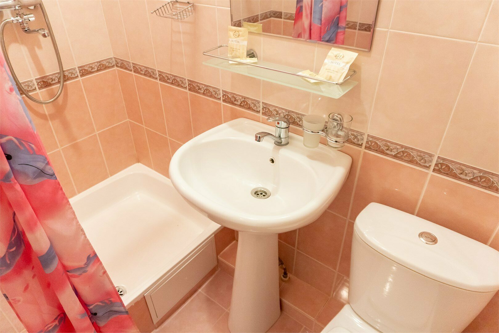 Стандартный двухместный номер с 2 отдельными кроватями и общей ванной комнатой